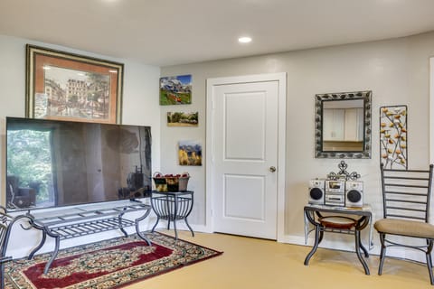 Lakefront Getaway w/ Hot Tub & Yard in OKC! Apartment in Oklahoma City