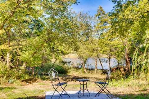 Lakefront Getaway w/ Hot Tub & Yard in OKC! Apartment in Oklahoma City