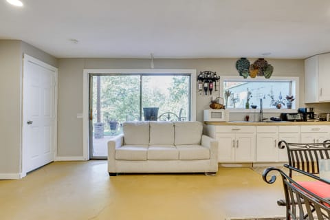 Lakefront Getaway w/ Hot Tub & Yard in OKC! Apartment in Oklahoma City