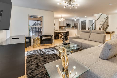 Modern Resort Getaway 9 Mi to Disney Parks! House in Kissimmee