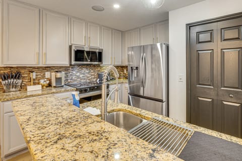 Modern Resort Getaway 9 Mi to Disney Parks! House in Kissimmee