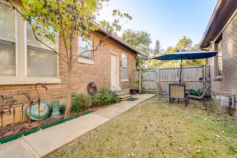 < 1 Mi to Dtwn Texarkana: Couple's Retreat w/ Yard Apartment in Texarkana