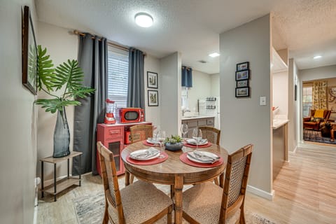 < 1 Mi to Dtwn Texarkana: Couple's Retreat w/ Yard Apartment in Texarkana