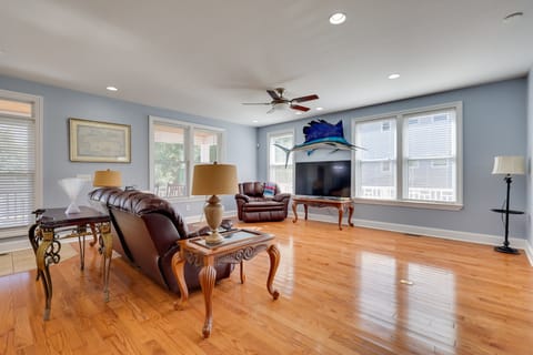 2nd-Floor Unit w/ Deck! 1 Mi to Carolina Beach Apartment in Carolina Beach