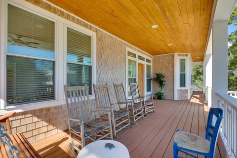 2nd-Floor Unit w/ Deck! 1 Mi to Carolina Beach Apartment in Carolina Beach