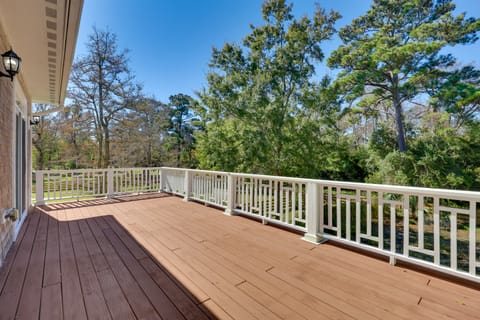 2nd-Floor Unit w/ Deck! 1 Mi to Carolina Beach Apartment in Carolina Beach