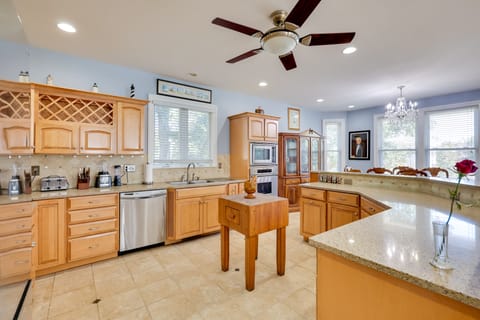 2nd-Floor Unit w/ Deck! 1 Mi to Carolina Beach Apartment in Carolina Beach