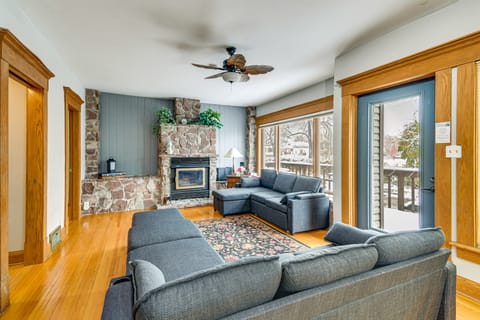 Walk to the Falls! Niagara Retreat w/ Hot Tub House in Niagara Falls