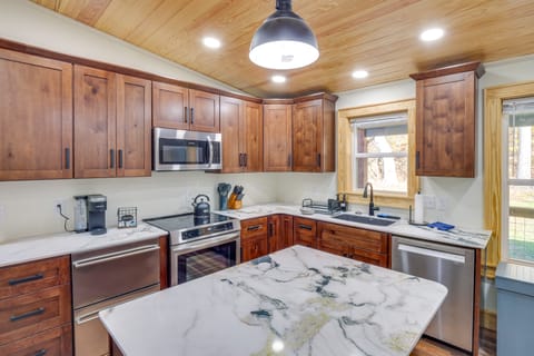 Pets Welcome! Quiet Couple’s Retreat in Lyles House in Tennessee