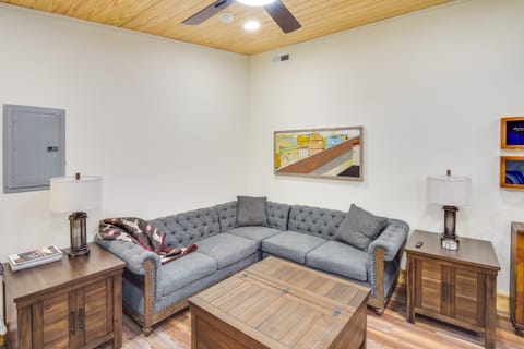 Pets Welcome! Quiet Couple’s Retreat in Lyles House in Tennessee