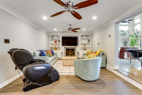 Heated Pool, Hot Tub, Game Room: Houston Group Gem House in Houston