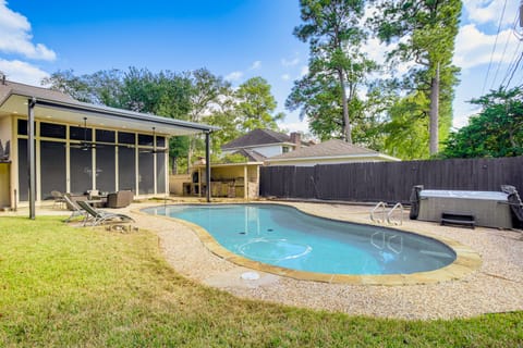 Heated Pool, Hot Tub, Game Room: Houston Group Gem House in Houston
