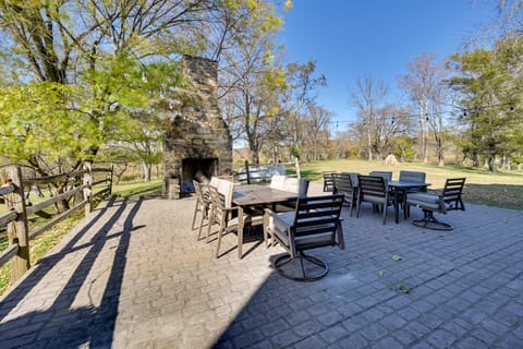 Walk to Golf Course: Spacious Rough River Retreat! House in Kentucky