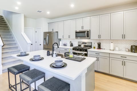 < 2 Mi Kalahari & Dell Diamond! Modern Townhome Apartment in Round Rock