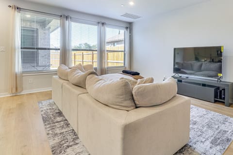 < 2 Mi Kalahari & Dell Diamond! Modern Townhome Apartment in Round Rock