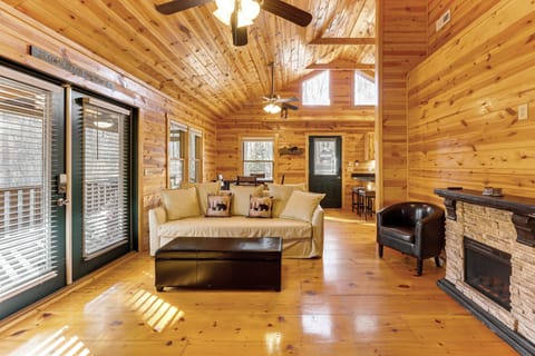 Fish & Hike: Wooded ‘Circle P Cabin’ in Murphy House in Tennessee