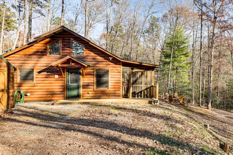 Fish & Hike: Wooded ‘Circle P Cabin’ in Murphy House in Tennessee