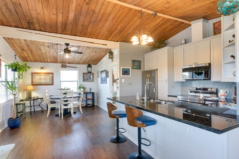 < 1 Mi to Sea Isle Beach, Nautical Home w/ Hot Tub House in Galveston Island