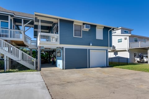 < 1 Mi to Sea Isle Beach, Nautical Home w/ Hot Tub House in Galveston Island