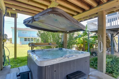 < 1 Mi to Sea Isle Beach, Nautical Home w/ Hot Tub House in Galveston Island