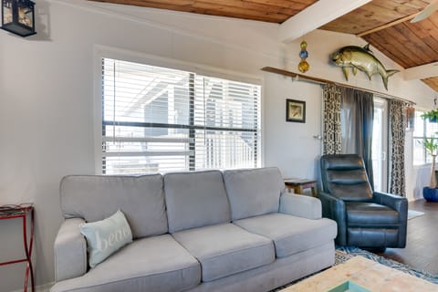 < 1 Mi to Sea Isle Beach, Nautical Home w/ Hot Tub House in Galveston Island