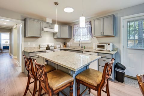 Extended Stay in Charleston! 5 Mi to Historic Dtwn House in Johns Island