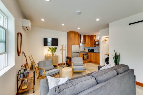 3 Mi to Old Pasadena: Cozy Couple's Studio w/ Pool Apartment in Altadena