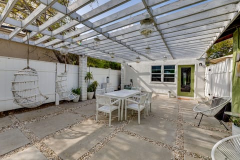 3 Mi to Old Pasadena: Cozy Couple's Studio w/ Pool Apartment in Altadena