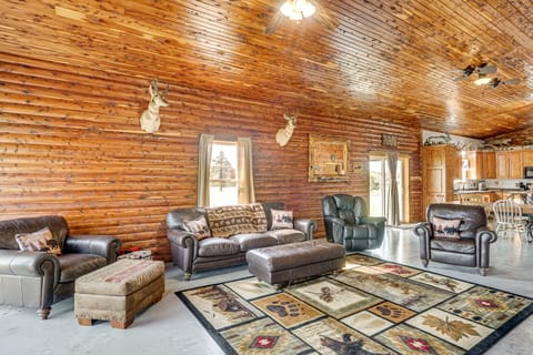 On 17 Acres! Countryside Retreat in Louisburg House in Ozark Mountains