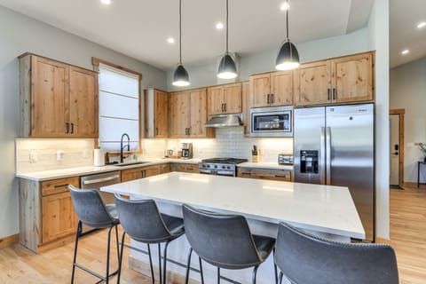 5 Mi to Winter Park Skiing & Dtwn: Mtn-View Condo Apartment in Fraser