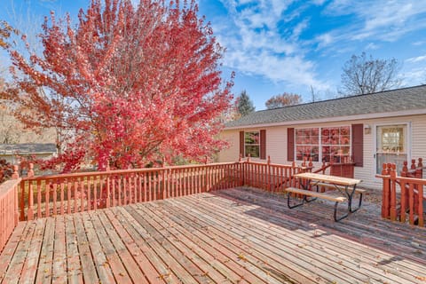 8 Mi to Dtwn Rochester: Peaceful Home w/ Deck! House in Rochester