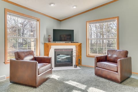 8 Mi to Dtwn Rochester: Peaceful Home w/ Deck! House in Rochester