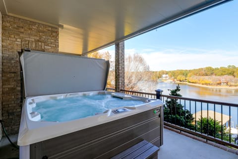 Lakefront Haven w/ Hot Tub & Game Room in Hickory! House in Hickory