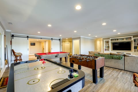 Lakefront Haven w/ Hot Tub & Game Room in Hickory! House in Hickory