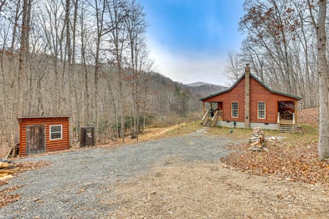 Greenbrier River On-Site! Modern-Rustic Log Cabin House in Shenandoah Valley