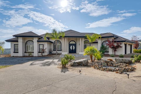 Luxury Pilot Hill Estate on an 800-Acre Vineyard House in Sierra Nevada
