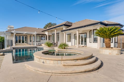 Luxury Pilot Hill Estate on an 800-Acre Vineyard House in Sierra Nevada