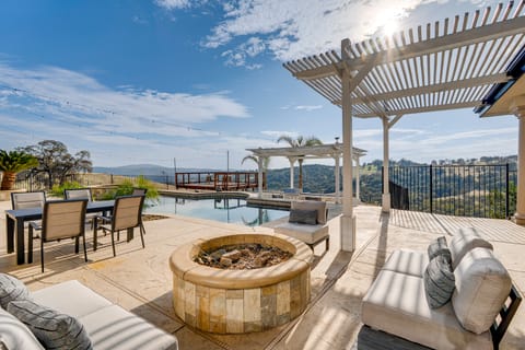 Luxury Pilot Hill Estate on an 800-Acre Vineyard House in Sierra Nevada