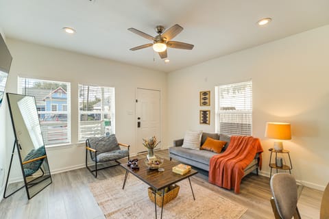 Light Rail Access & Skyline View! Modern HTX Home Apartment in Houston