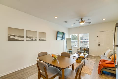 Light Rail Access & Skyline View! Modern HTX Home Apartment in Houston