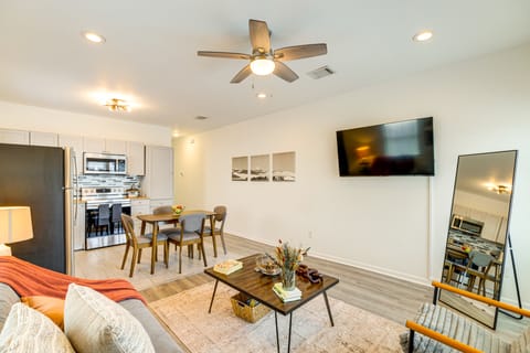 Light Rail Access & Skyline View! Modern HTX Home Apartment in Houston