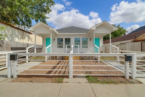 Light Rail Access & Skyline View! Modern HTX Home Apartment in Houston