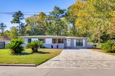 Covered Deck, Large Yard! Pet-Friendly Jax Escape! House in Jacksonville