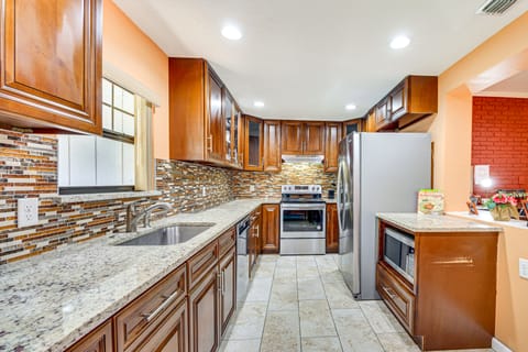 Covered Deck, Large Yard! Pet-Friendly Jax Escape! House in Jacksonville