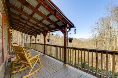 Hot Tub Haven! Mtn-View Home 13 Mi to Bryson City! House in Qualla