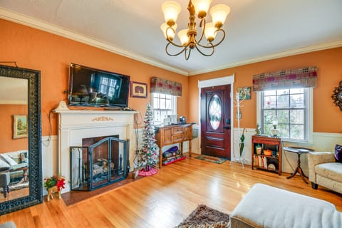 Monthly Stay Special! Cozy Cottage in Huntington House in Huntington