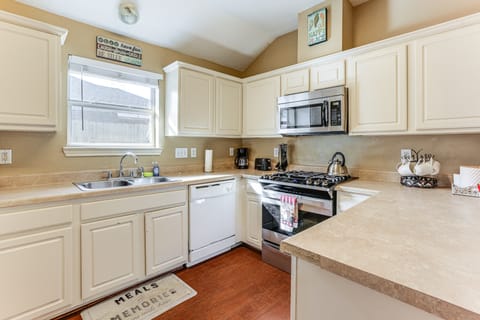 Explore Houston & Beyond! Spring Home w/ Backyard House in Houston