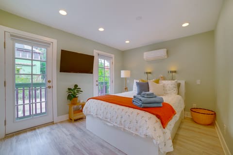 Walk to Festival of Lights: Cozy Couple's Retreat Apartment in Riverside