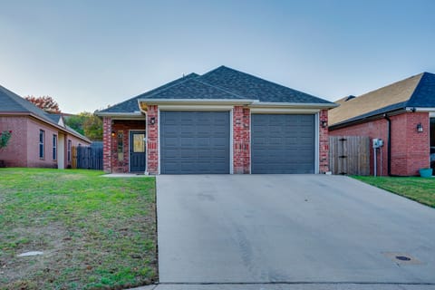 1 Mi to Historic Dtwn Weatherford: Home w/ Yard House in Weatherford