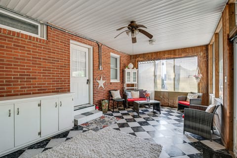 < 1 Mi to Dtwn Franklin: Charming Home w/ Sunroom! House in Kentucky